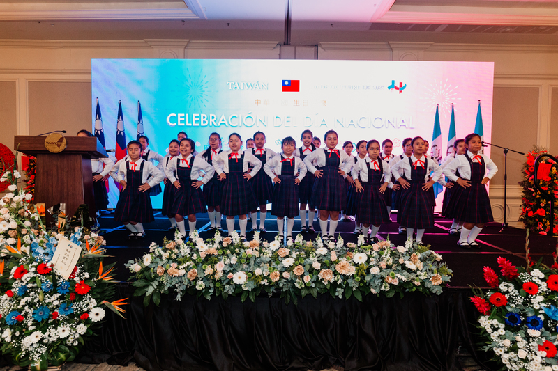 駐瓜地馬拉大使館8日舉辦國慶酒會，會中「中華民國小學」女學童演唱台、瓜兩國國歌及台語民謠，獲得滿堂喝采。
（駐瓜地馬拉大使館提供） 