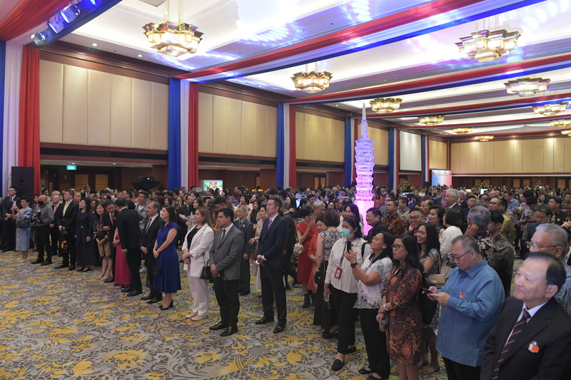 駐印尼代表處7日舉辦114年國慶酒會，印尼政要、使節團、台商等約800人出席。現場更點亮101大樓造型大型冰雕，祝中華民國生日快樂。
（駐印尼代表處提供）