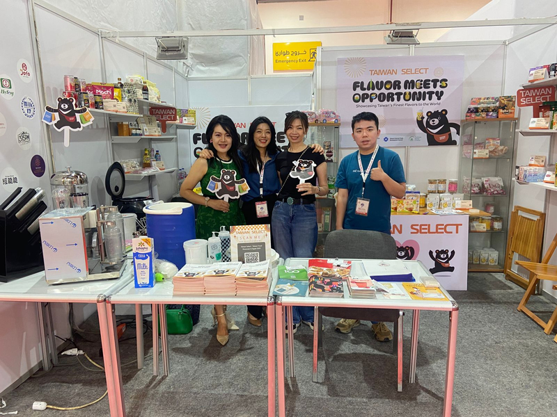 外貿協會開羅台貿中心主任王齊賢（左2）因嗅到埃及日益興盛的亞洲食品市場商機，特別召集多家台商參展，以將台灣優質產品推廣至擁有1.1億人口的消費大國。