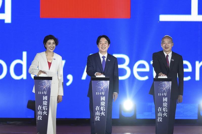 國慶焰火10日晚間在南投施放，總統賴清德（中）、立法院長韓國瑜（右）、南投縣長許淑華（左）出席主持啟動儀式。（南投縣政府提供）

