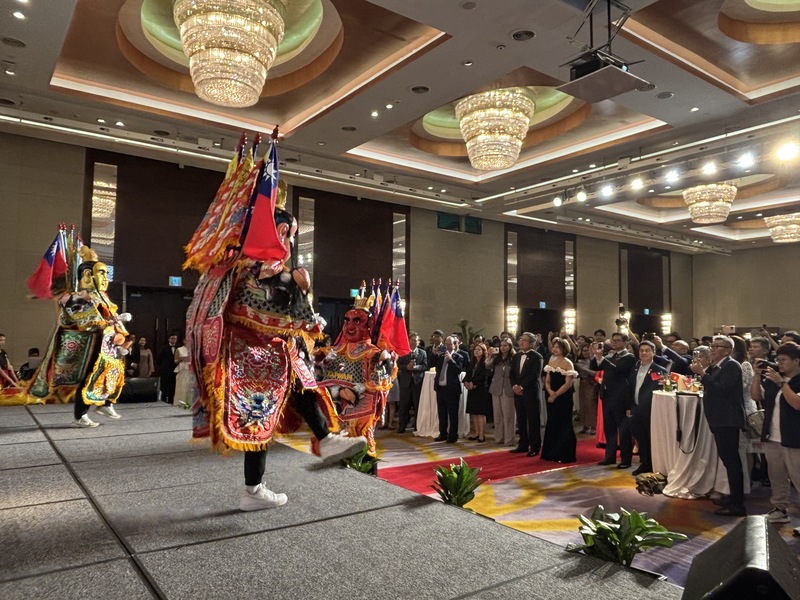 駐越南代表處10日盛大舉辦國慶晚宴，胡志明市台灣學校學生表演三太子熱舞，搭配台灣電音，以青春台灣元素炒熱現場氣氛。