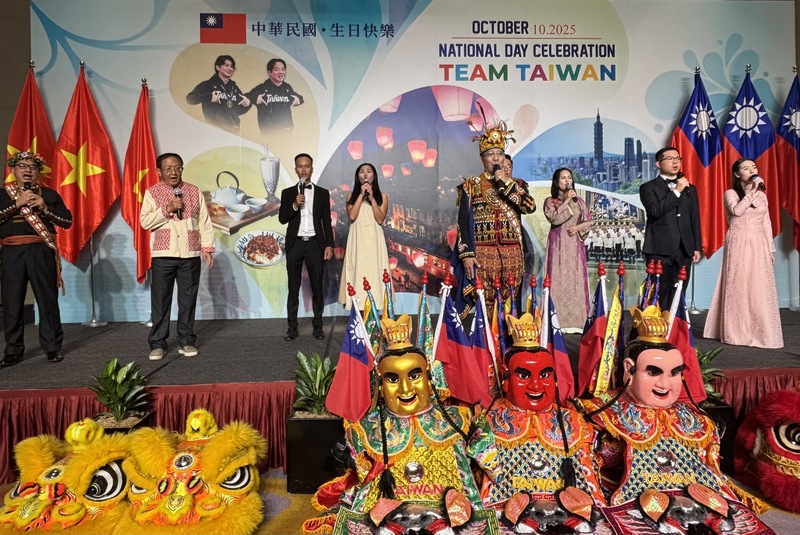 駐越南代表處10日舉辦雙十酒會，邀請3對台越聯姻夫婦及排灣族聲樂家胡待明分別領唱越南國歌及中華民國國歌，歌聲嘹亮清澈，原住民族合音優美動人，別開生面，獲得全場熱烈掌聲。