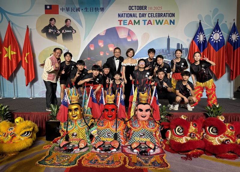 胡志明市台灣學校師生10日晚間受邀至河內參加駐越南代表處的114年國慶酒會，並為全場帶來精彩演出，大獲肯定。