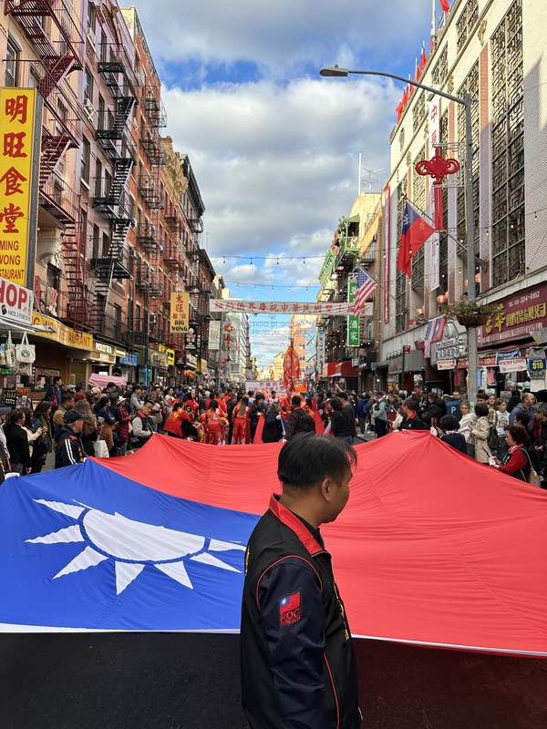 紐約曼哈頓華埠每年10月10日封街舉行大型雙十遊行。