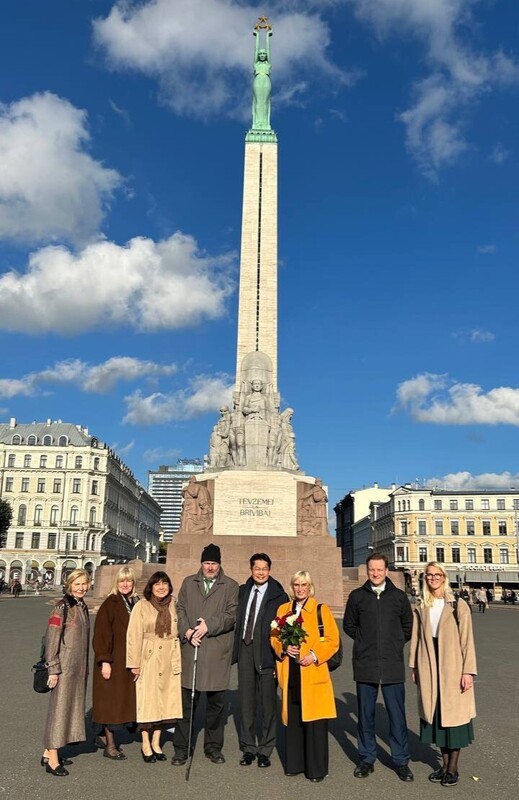 駐拉脫維亞代表李憲章（右4）任期屆滿，拉國國會友台小組為感謝李憲章任內推動台拉關係的貢獻，於日前邀請李憲章前往里加市中心自由紀念碑獻花致敬並合影。
（駐拉脫維亞代表處提供）