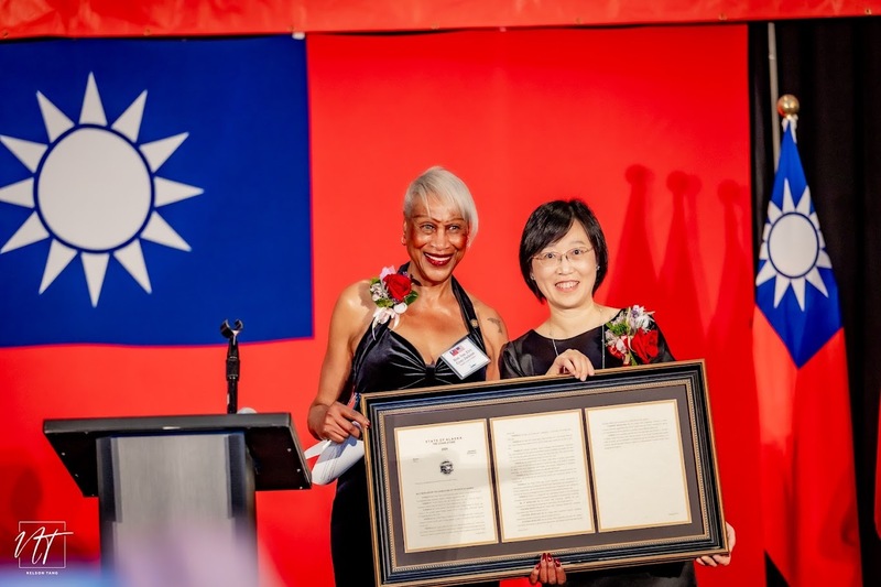 駐西雅圖辦事處9日舉辦國慶酒會，阿拉斯加州州參議員葛瑞傑克森（左）將州議會通過的友台決議轉致駐西雅圖辦事處長處長林美呈，展現雙邊深厚情誼。
（駐西雅圖辦事處提供）