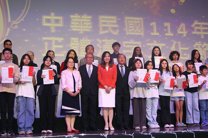 僑委會邀請「當代樂坊」國慶文化訪問團，11日在巴西聖保羅盛大演出後，進行正體漢字文化節硬筆書寫比賽、說故事比賽，以及國慶盃桌球錦標賽頒獎。
