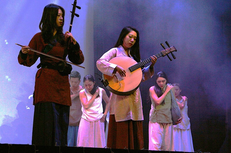 僑委會邀請「當代樂坊」國慶文化訪問團，11日在巴西聖保羅盛大演出，曲目「篳路藍縷」描寫僑胞在海外打拼的精神，以及對家鄉的思念。
