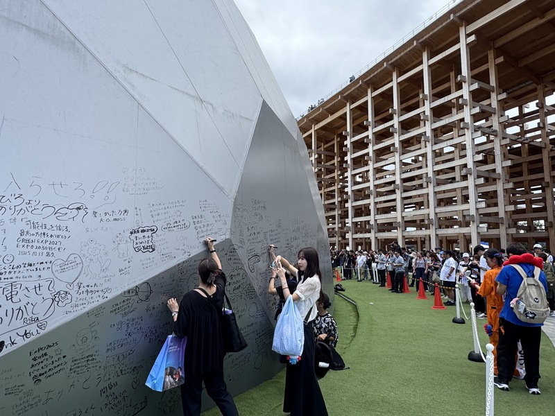 2025年世界博覽會（大阪世博）13日閉幕，民眾在玻璃或展館上寫下留言，包括「大阪世博最棒」、「感謝半年來帶給大家美好回憶」、「下次大阪何時能夠再辦世博」、「感謝脈脈」等留言，透露依依不捨的心意。