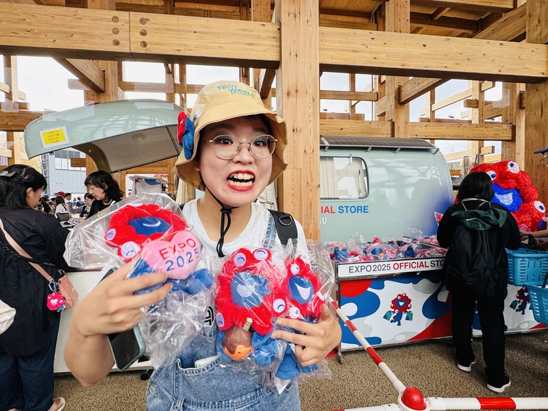 2025年世界博覽會（大阪世博）13日閉幕，一名來自北九州的女生頭戴TECH WORLD館贈送的帽子，她表示，上次來世博前往TW館參觀時拿到這頂帽子，特別戴來世博最後巡禮。
