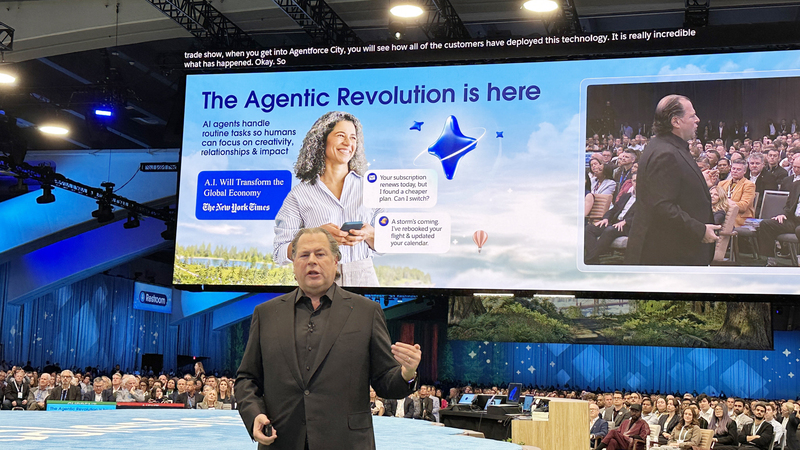 Salesforce執行長班紐夫在年度會議介紹客戶如何導入Agentforce代理技術來提升服務效率。