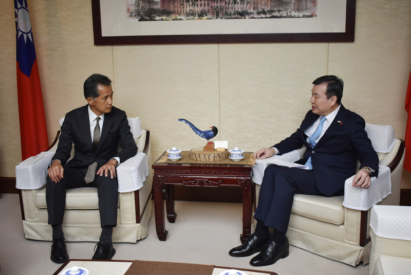 駐日代表李逸洋（右）16日會晤「笠間市立農業公社」代表理事、笠間市長山口伸樹，接受該公社捐贈協助花蓮水災重建的義援金。李逸洋對公社的善舉表達誠摯感謝，並說對花蓮災區民眾而言，是莫大鼓舞。
（駐日代表處提供）