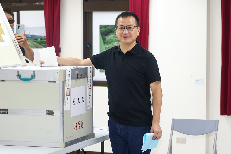 國民黨主席候選人羅智強ㄧ早到景美集應廟大禮堂投開票所投票。
