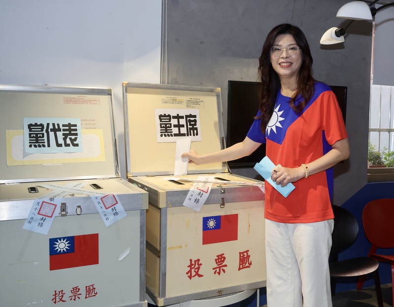 國民黨主席候選人候選人鄭麗文（圖）18日上午前往台北市投開票所投票。
