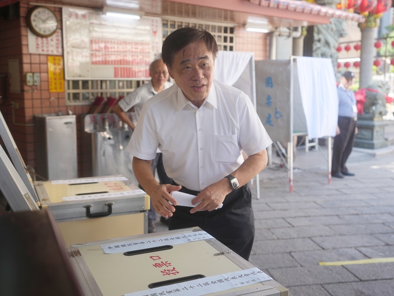 國民黨主席候選人郝龍斌18日上午前往台北市芝山巖聖佑宮投開票所投票，接受媒體拍攝。