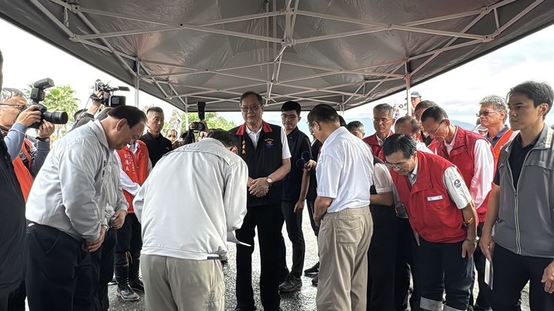 行政院長卓榮泰（左2）25日再度到光復視察災後復原情形，向光復災區施工人員鞠躬致謝。
