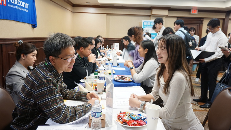 鴻海、廣達、緯創、緯穎等台灣科技大廠25日在南加州洛杉磯擺攤招募人才，吸引上千名求職者面談，其中大多數是台灣留學生。
