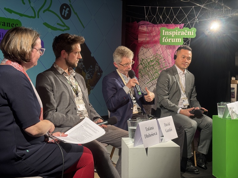 紀錄片「我是台灣人」10月27日在捷克伊赫拉瓦影展首映。映後座談會上，捷克參議長維特齊（右2）、旅德作家陳思宏（右1）與捷克漢學家加爾達什（David Gardas)（左2）討論此行對捷克與台灣關係的深遠意義。