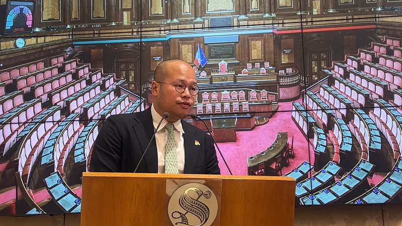 香港媒體大亨黎智英之子黎崇恩27日參加義大利參議院內的記者會，期望義大利政府聲援釋放黎智英。