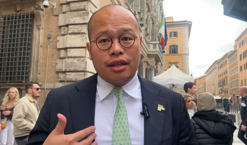 香港媒體大亨黎智英之子黎崇恩27日出席在義大利參議院舉行的聲援記者會後，接受中央社專訪表示，他擔憂黎智英身體狀況差，期盼川習會成為黎智英獲釋契機。
