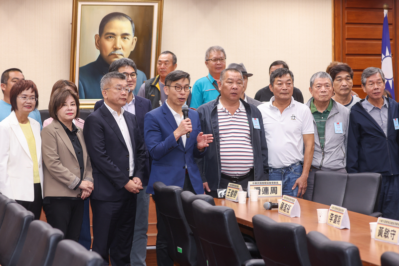 台中市靠海的梧棲區一處養豬場爆發非洲豬瘟疫情，中華民國養豬協會28日拜會民進黨立法院黨團，理事長潘連周（前右4）與民進黨立委鍾佳濱（前左4）、蔡其昌（前左3）等人合影。
