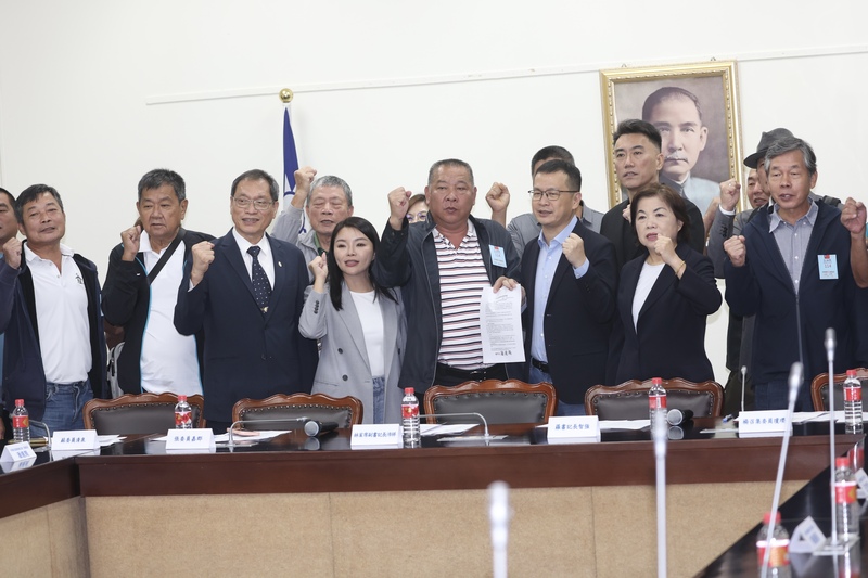 台中市靠海的梧棲區一處養豬場爆發非洲豬瘟疫情，中華民國養豬協會28日拜會國民黨立法院黨團，理事長潘連周（右4）呼口號表達訴求。