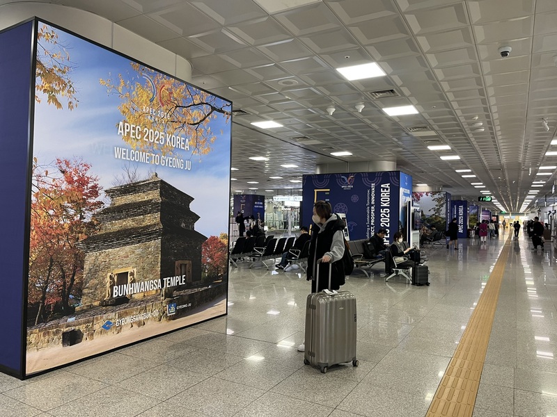 2025年亞太經濟合作會議（APEC）領袖峰會即將登場，釜山金海國際機場四處可見宣傳看板。