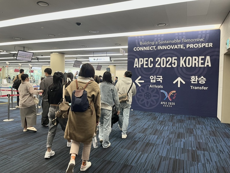韓國釜山金海國際機場處處可見APEC相關指引，也設有資訊櫃台。