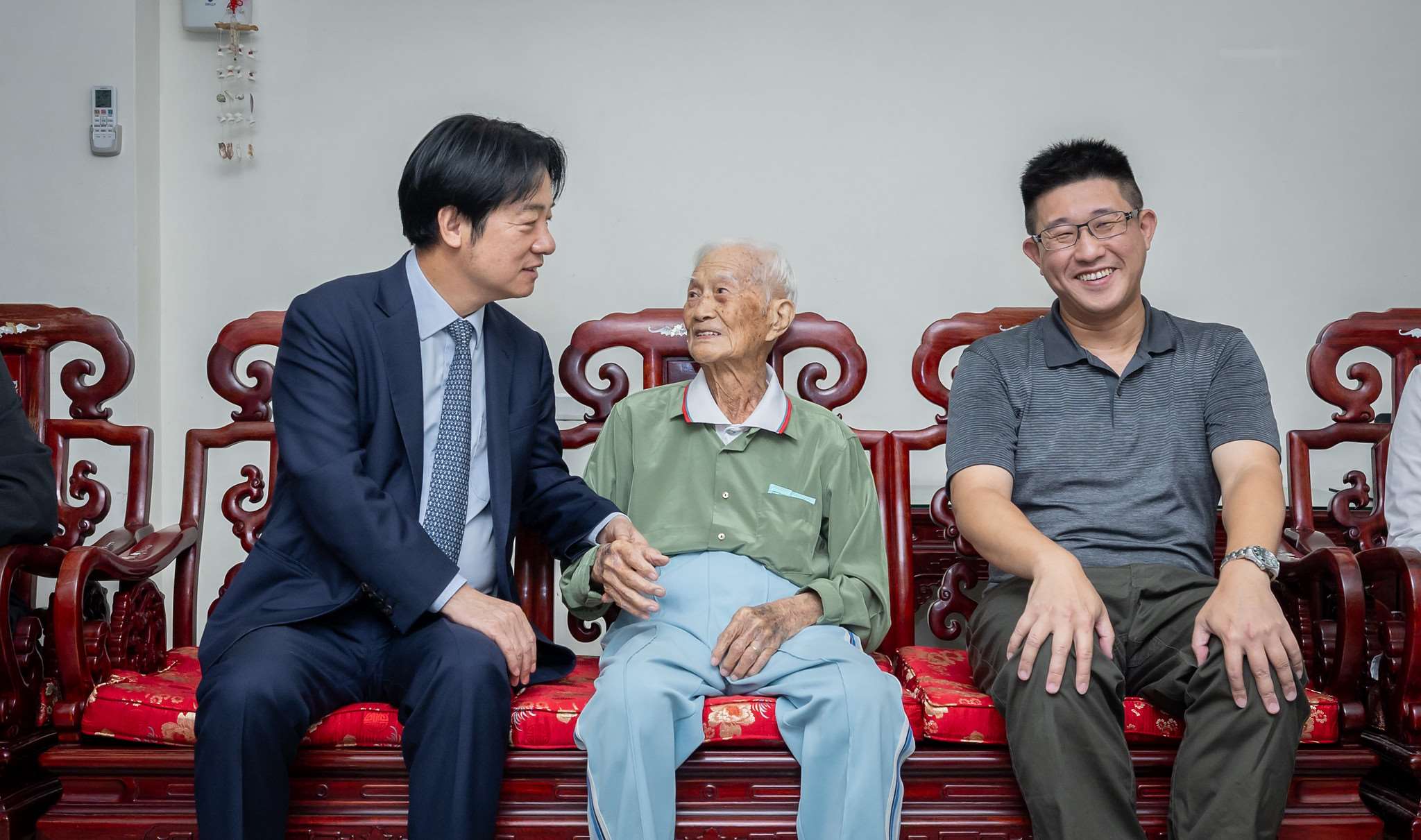 賴清德總統訪視百歲人瑞-陳活森先生。(總統府提供)