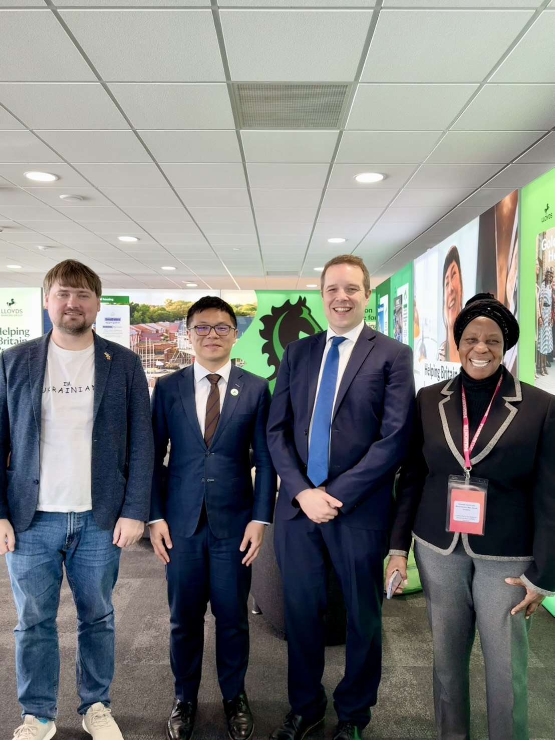 英國自由民主黨(Liberal Democrats)日前舉辦2025年大會，民進黨國際部主任陳文昊受邀與會，並於會中發表演說，強調台灣經驗證明民主可在威權挑戰下茁壯 。(圖：民進黨提供)