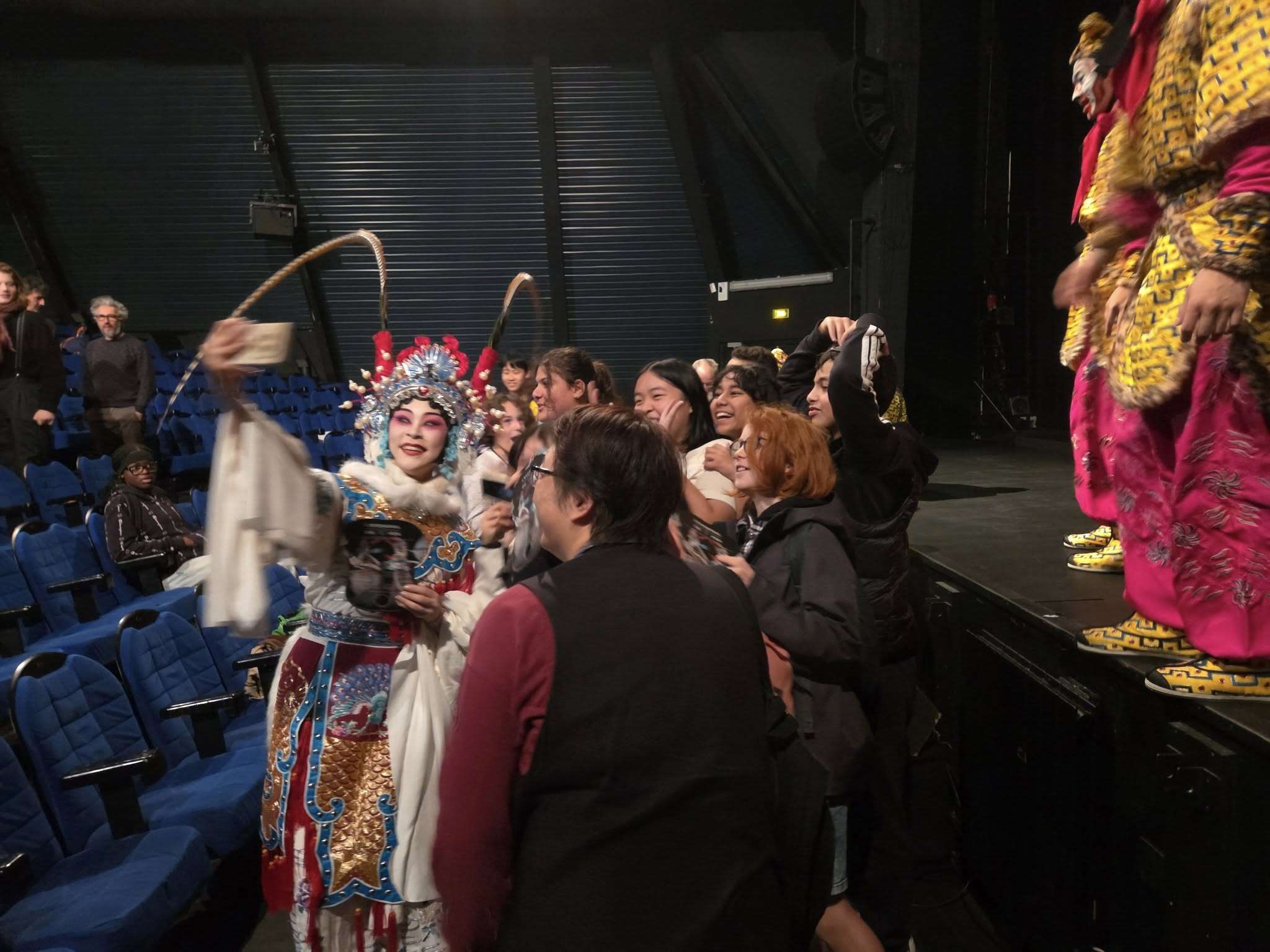 國光劇團台法共製作品《公主與她的魔法扇》在巴黎熱演，觀眾搶著和鐵扇公主合照。(江昭倫 攝)