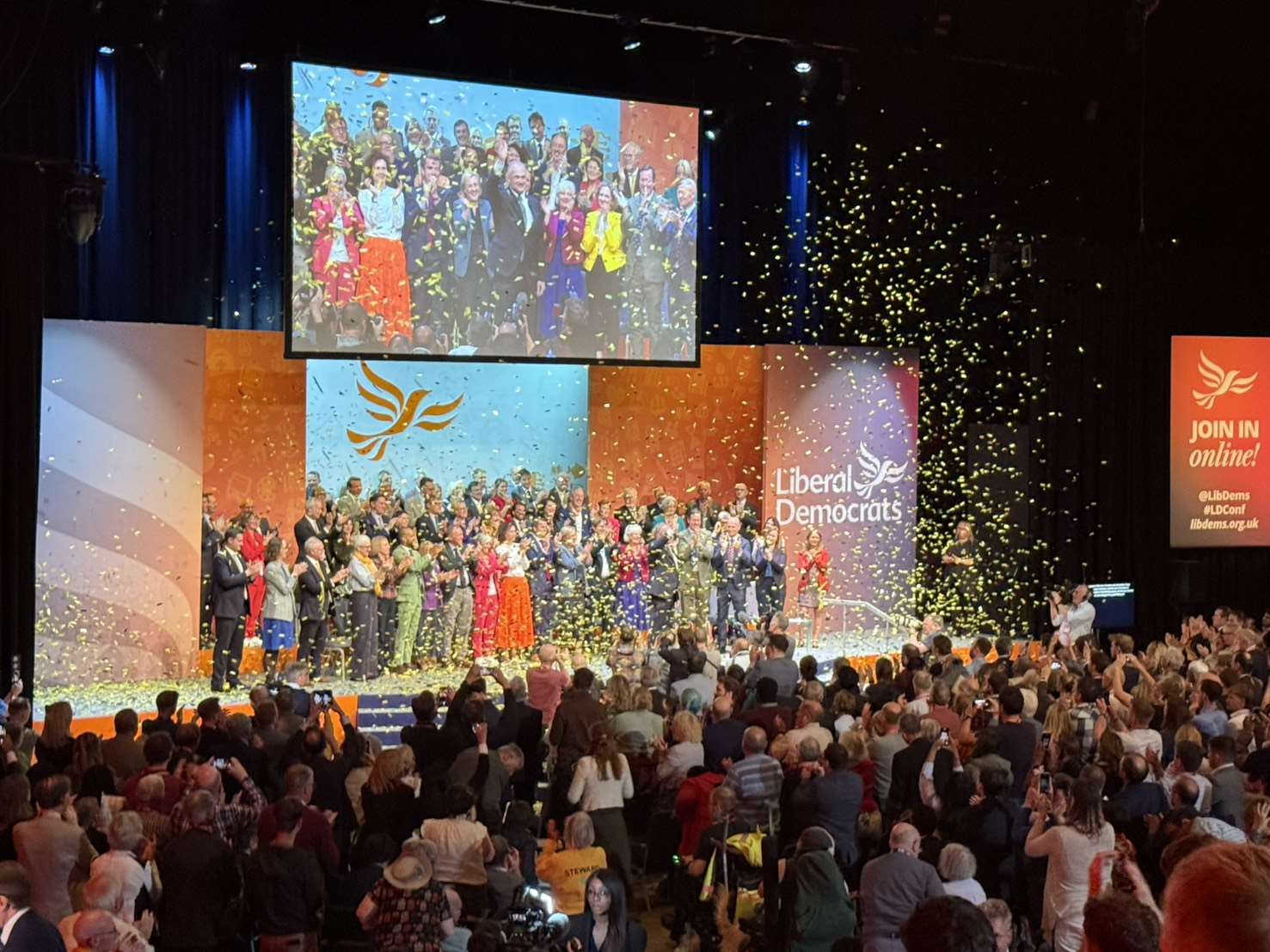 英國自由民主黨(Liberal Democrats)日前舉辦2025年大會，民進黨國際部主任陳文昊受邀與會，並於會中發表演說，強調台灣經驗證明民主可在威權挑戰下茁壯 。(圖：民進黨提供)