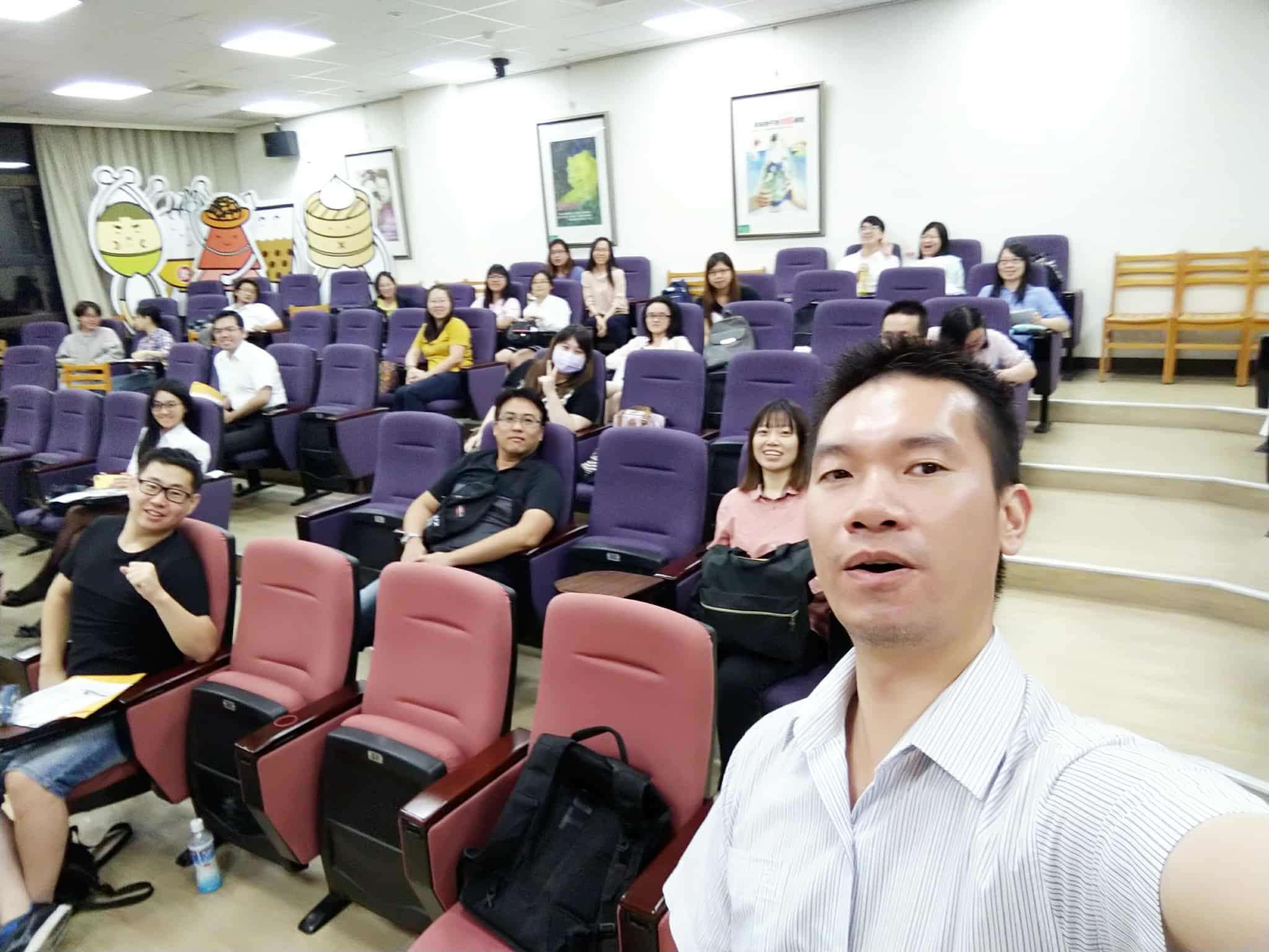 粵語老師阿鈞與學生合影