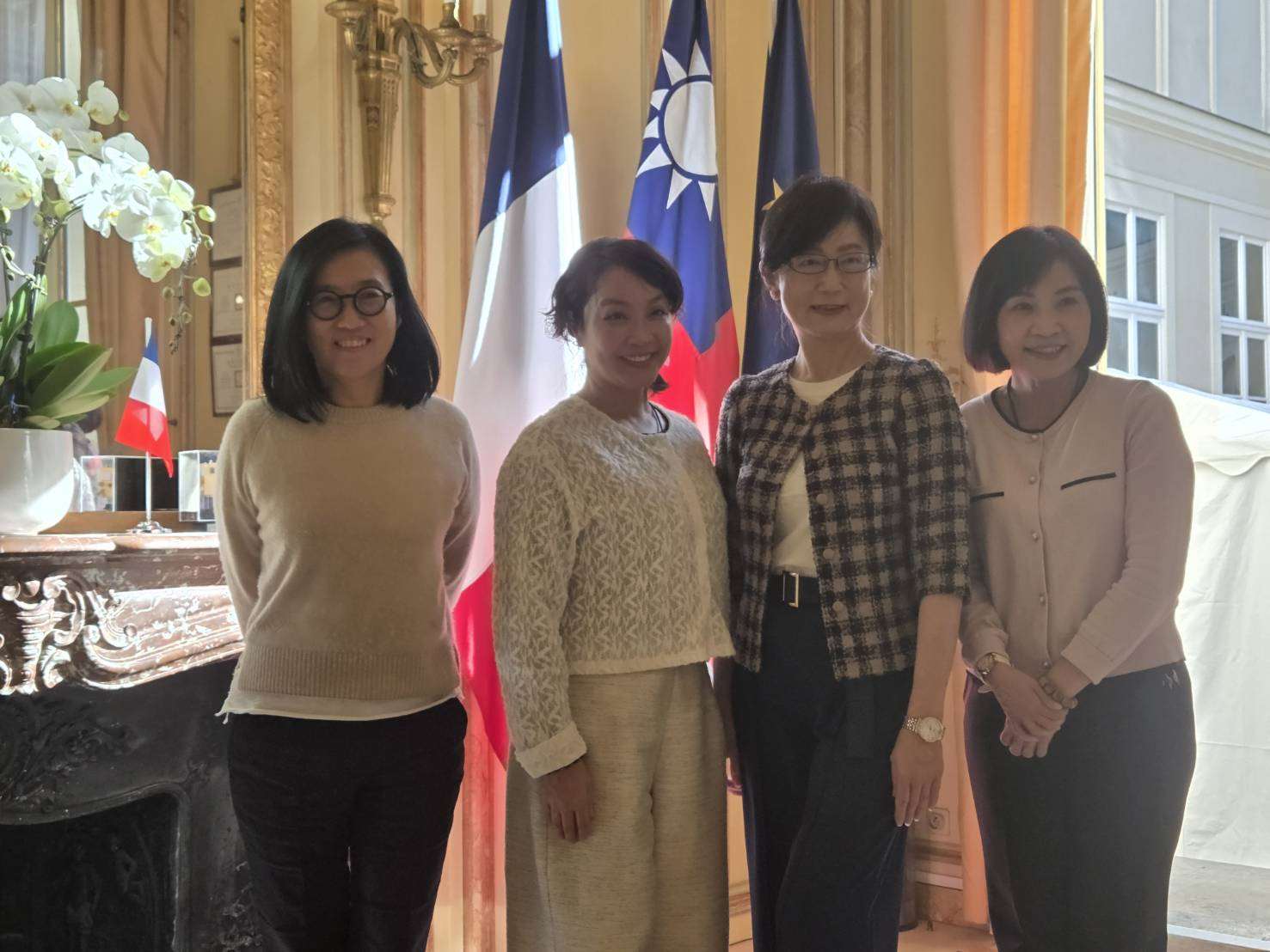 傳藝中心主任陳悅宜(右一)偕同國光劇團團長張育華(左二)特別拜會了中華民國駐法國代表處，並與駐法大使郝培芝(右二)進行交流。左一為巴文中心主任胡晴舫。(江昭倫 攝)