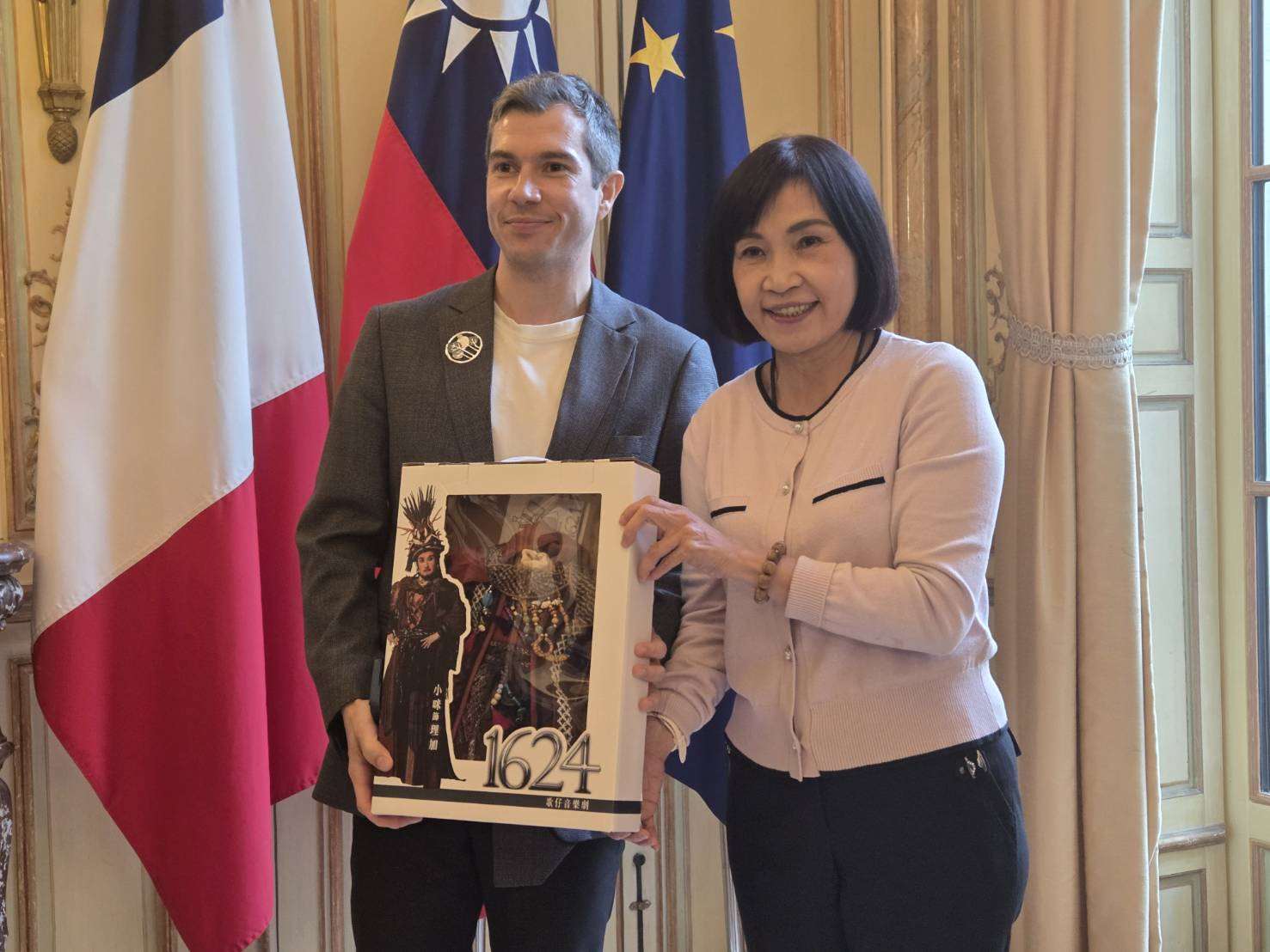 傳藝中心主任陳悅宜(右)與大巴黎文化處主導表演藝術業務的負責人梅赫迪·布里特（Mehdi Brit）(左)會面，雙方就彼此負責的業務以及對於傳統藝術的扶持機制交換意見。(江昭倫 攝)