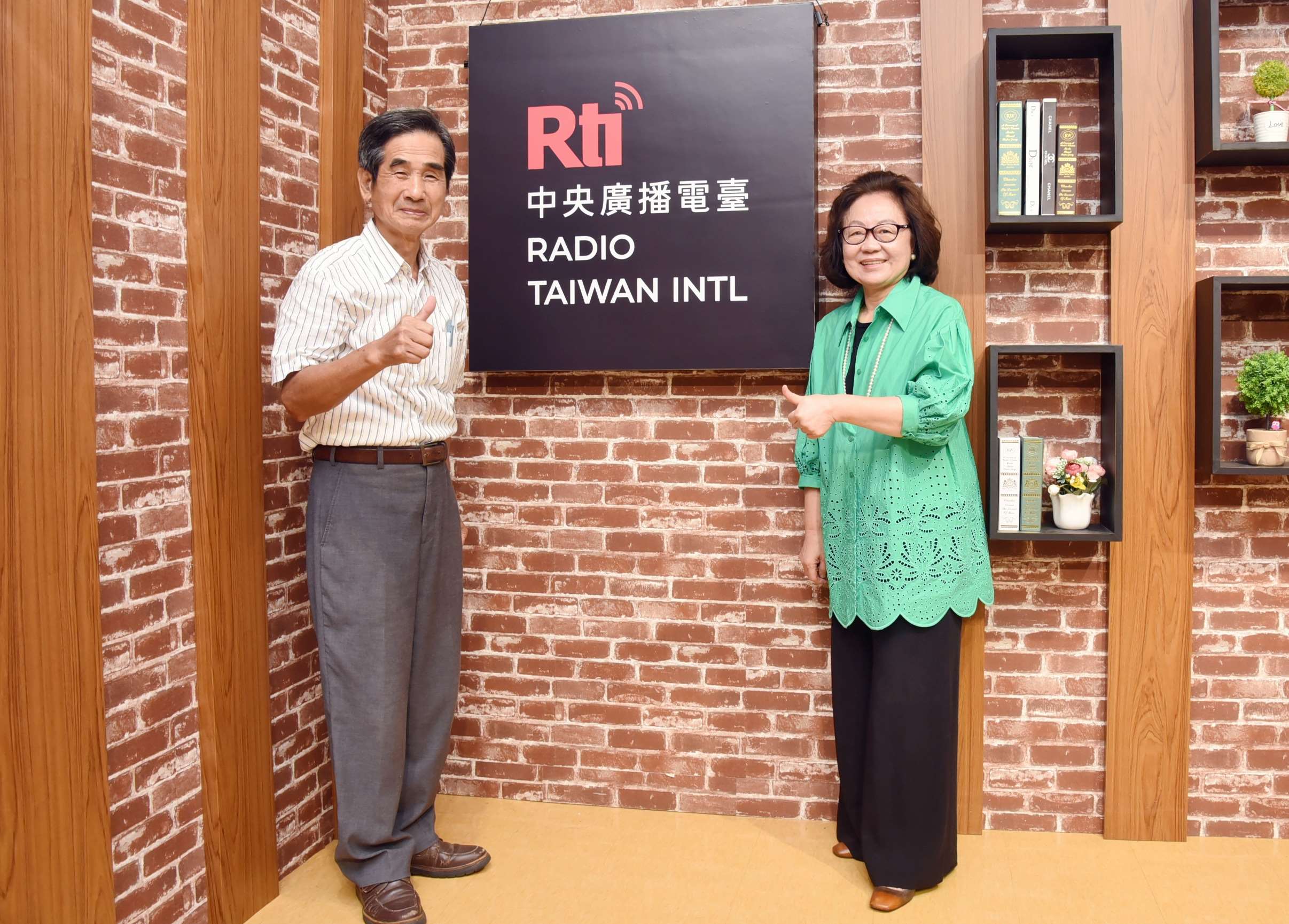 曾子良教授接受美麗的台灣節目專訪