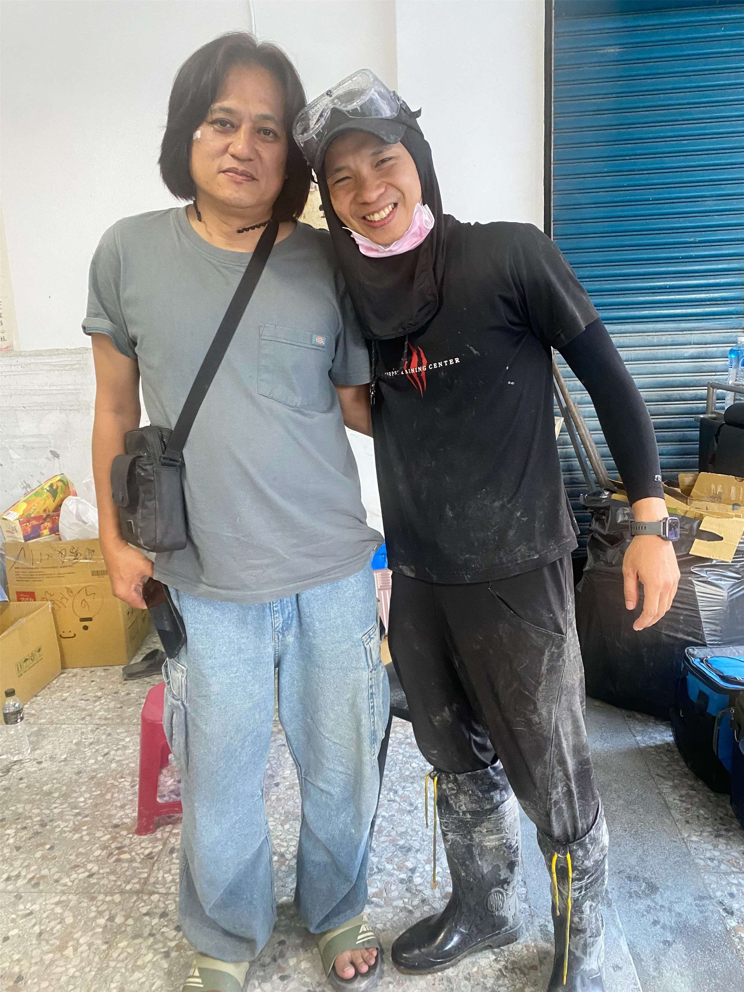 鏟子超人龔德和當地居民變成好朋友