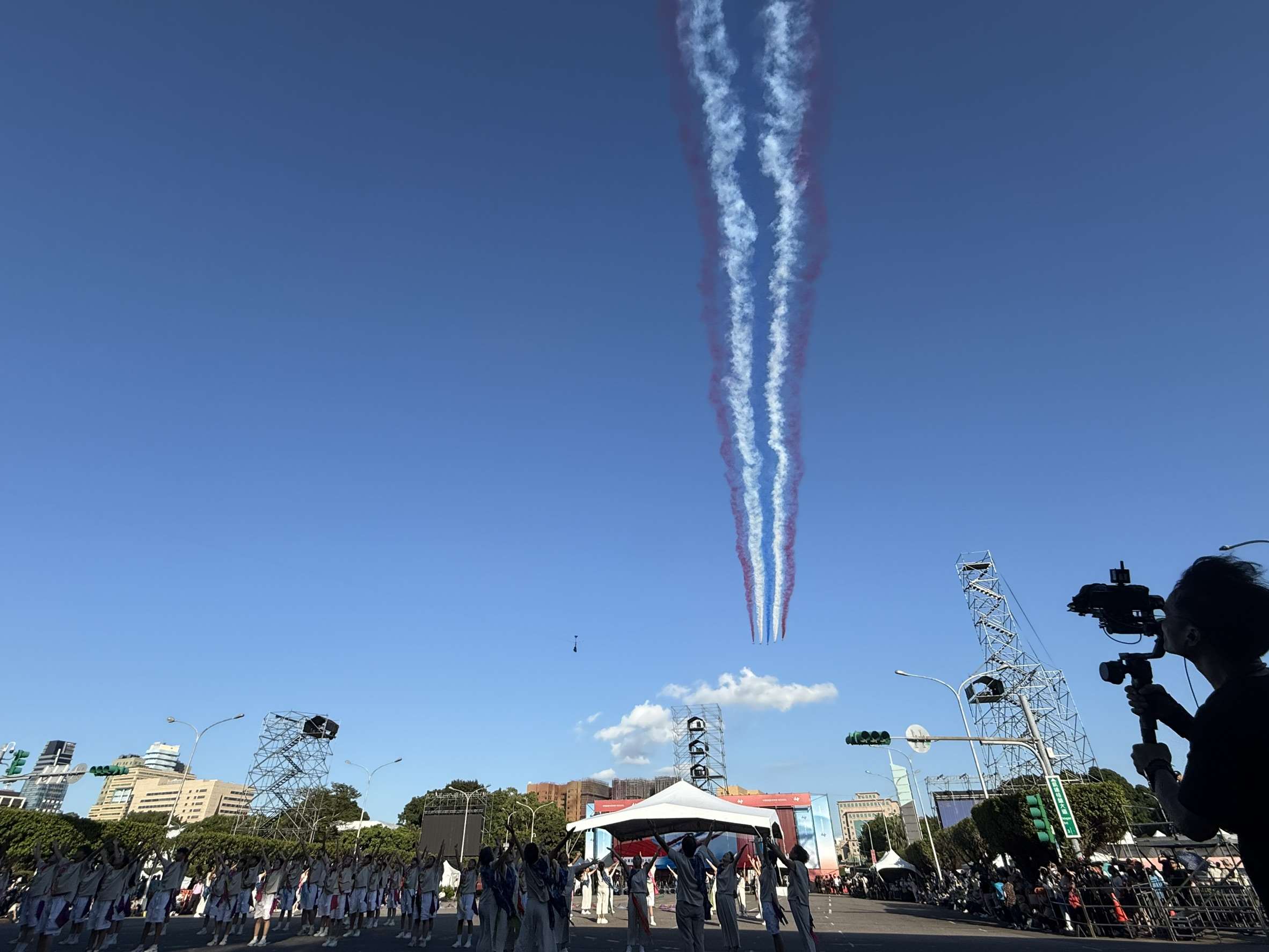 空軍雷虎特技小組，以全新換裝的勇鷹高教機，編成五機大雁隊形，噴著彩煙低空通過觀禮台上方，為此次預演作結。(謝佳興 攝)
