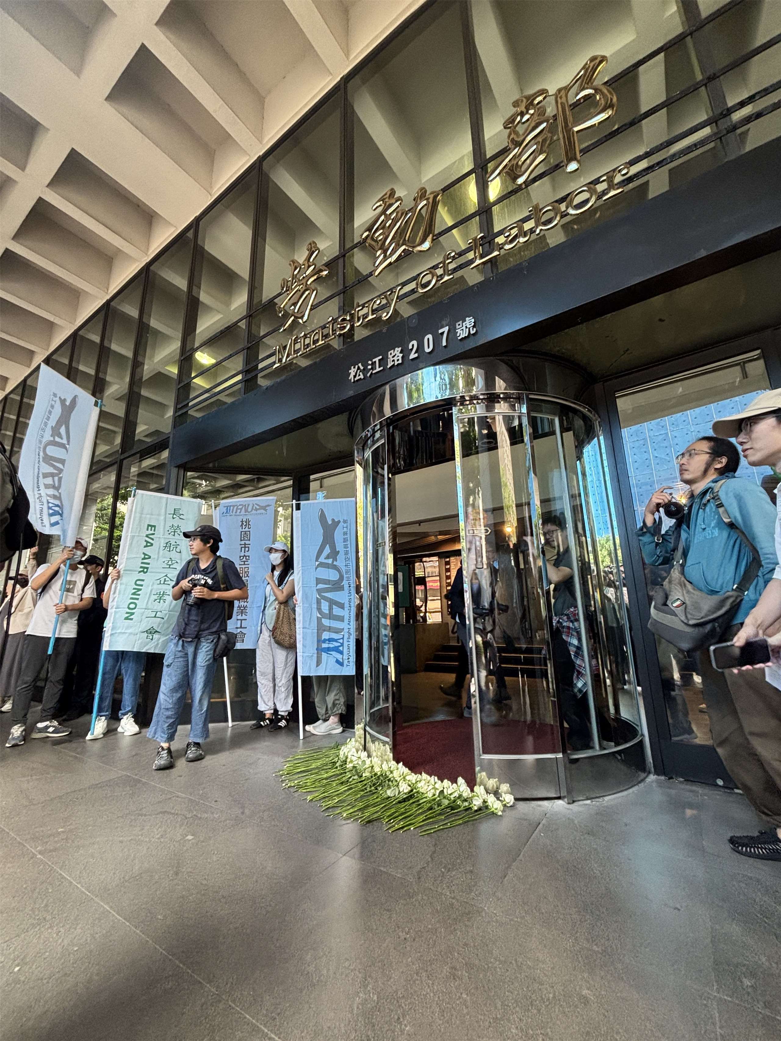 記者會結束後，陳情團體將玫瑰花放置於勞動部大門，呼籲政府修勞基法，真正保障勞工病假權與健康安全。(楊文君攝)