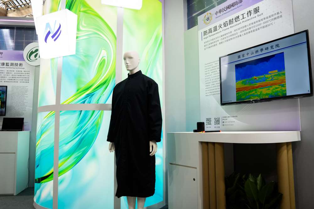 中科院同步展示「防超高溫火焰耐燃工作服」，可抵禦2000-3000度瞬燃高溫，並在5秒內維持人體皮膚在50度以下，給予危險場域工作人員足夠逃生時間。(楊仁翔 攝)