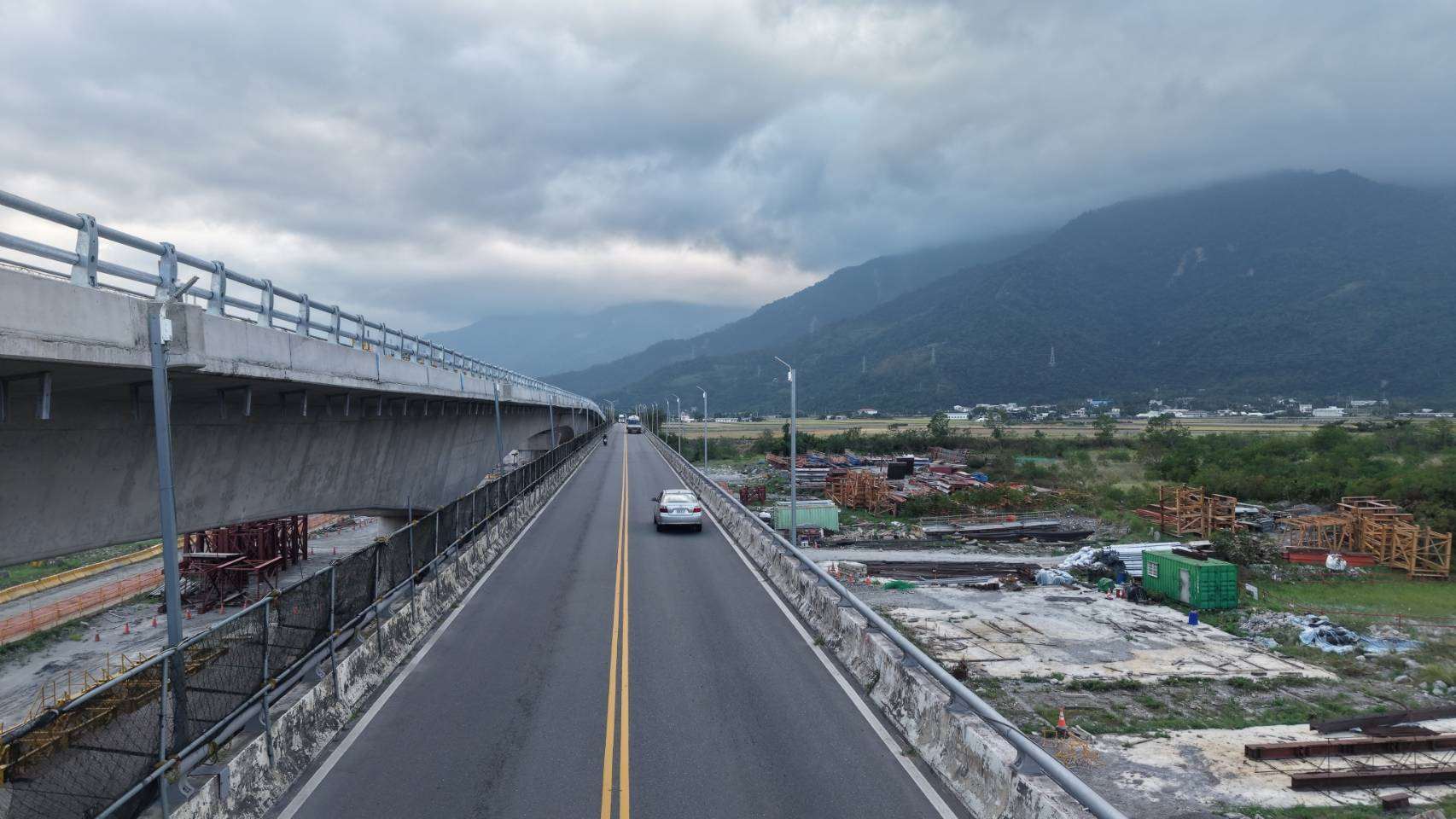 左側改建中的新池上大橋北上線，明顯高出右側通行中的舊橋一層樓高，可大幅提升通洪斷面，避免洪水沖刷的危險。(公路局提供)