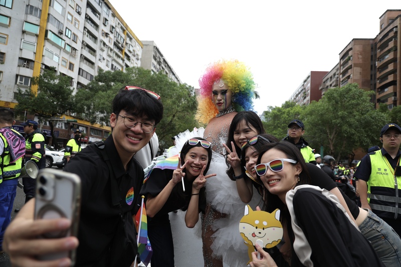 JD
2025台灣同志遊行　民眾裝扮華麗
2025台灣同志遊行25日下午在台北進行，現場民眾裝
扮華麗戴著彩虹假髮與其他民眾一同自拍留念。
中央社記者翁睿坤攝 114年10月25日
