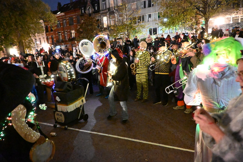 在布魯塞爾聖吉勒斯區所舉辦的萬聖節遊行，現場有樂團助陣。參與的民眾一起唱歌跳舞。
