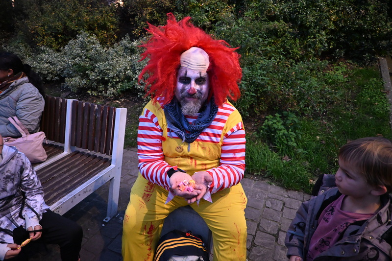 10月31日晚上，布魯塞爾街頭出現許多精心打扮成鬼怪的大人小孩沿路遊行並敲門要糖果。圖為裝扮成小丑的參與者。