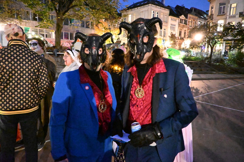 薩拉（左）和湯姆（右）跟著所屬的樂團在現場演出並與觀眾互動炒熱氣氛。
