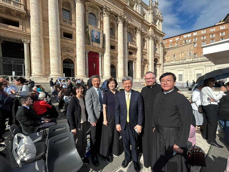 前副總統陳建仁（右3）10月31日出席教宗良十四世在聖伯多祿廣場接見教育工作者的活動，他表示，在現場感受到教宗對年輕人具有很大魅力。（陳建仁提供）
