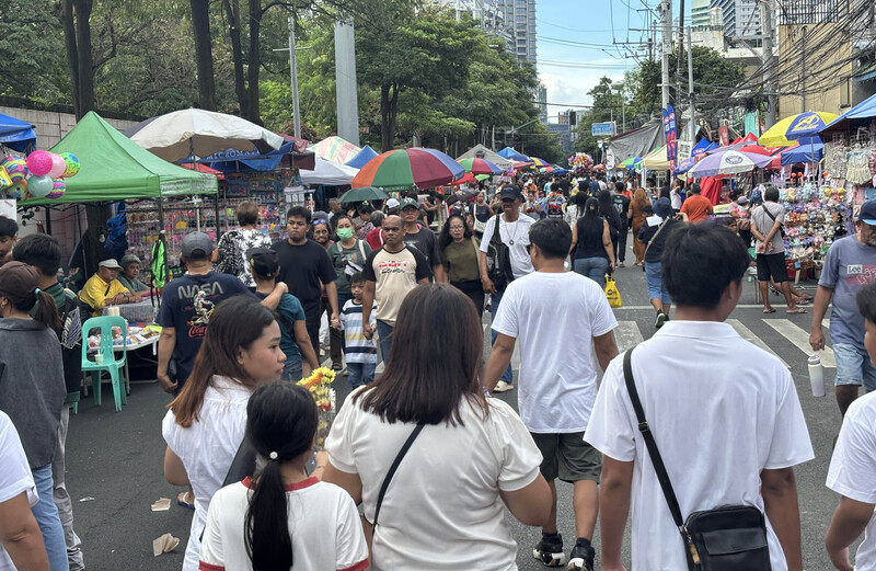 馬尼拉南墓園外熱鬧景象。
