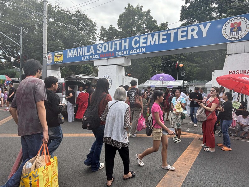 民眾湧入馬尼拉南墓園。