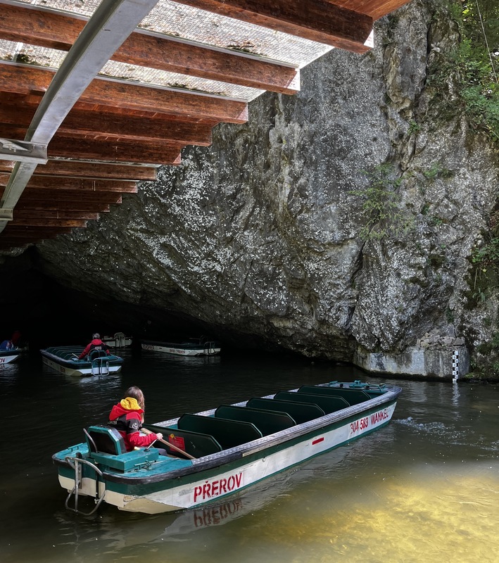 捷克獨特的喀斯特洞穴正爭取列入聯合國教科文組織（UNESCO）世界遺產名錄，此地景觀同時擁有深淵與湧出地表、可供船隻航行的河流，極其罕見。
