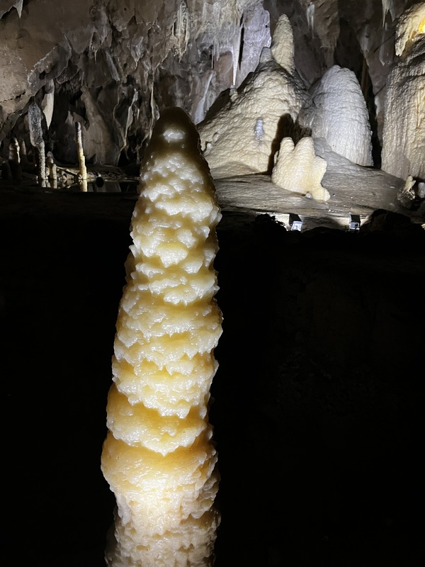 「摩拉維亞喀斯特」是捷克境內最大且最重要的喀斯特地形，面積超過90平方公里，包含約1100個洞穴與峽谷、壯觀的洞廳與鐘乳石結構。由於此地的獨特性，捷克官方正申請競逐聯合國教科文組織（UNESCO）世界自然遺產。
